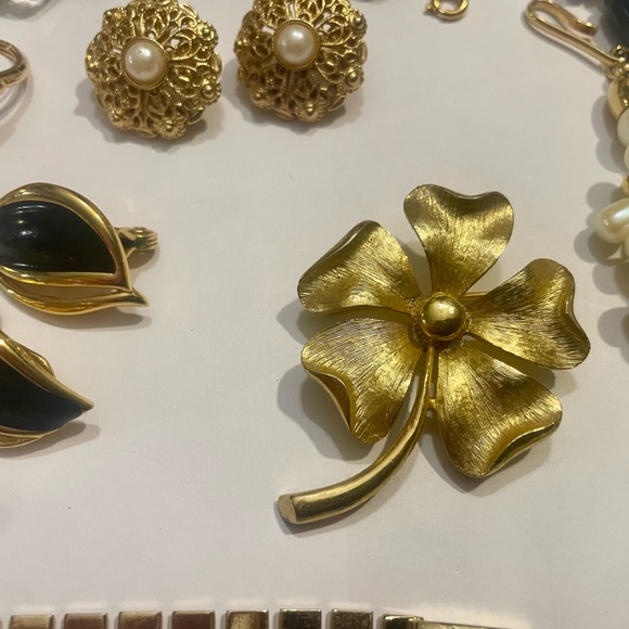 Vintage Jewelry Lot - Most Signed Trifari- Monet- Sarah Cov- Avon-Blanco 12 pcs - Picture 4 of 12